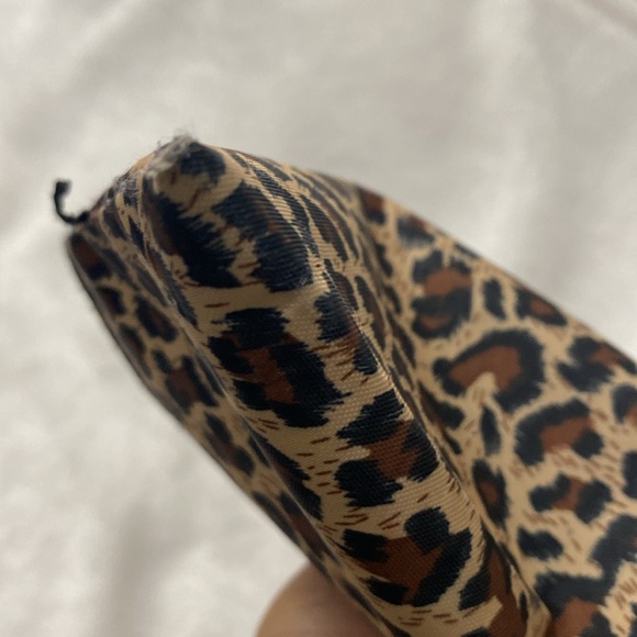 Leopard print cosmetic pouch - Picture 14 of 16